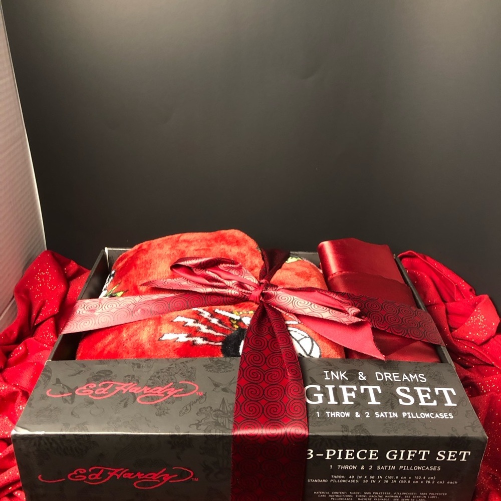 Ed Hardy Red Blanket and Pillowcase Set - Picture 4 of 9